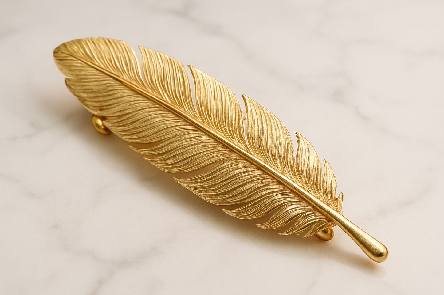 Image 1: Produit artisanal - Barrette plume dorée élégante