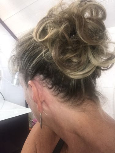 Coiffure avec faux chignon haute